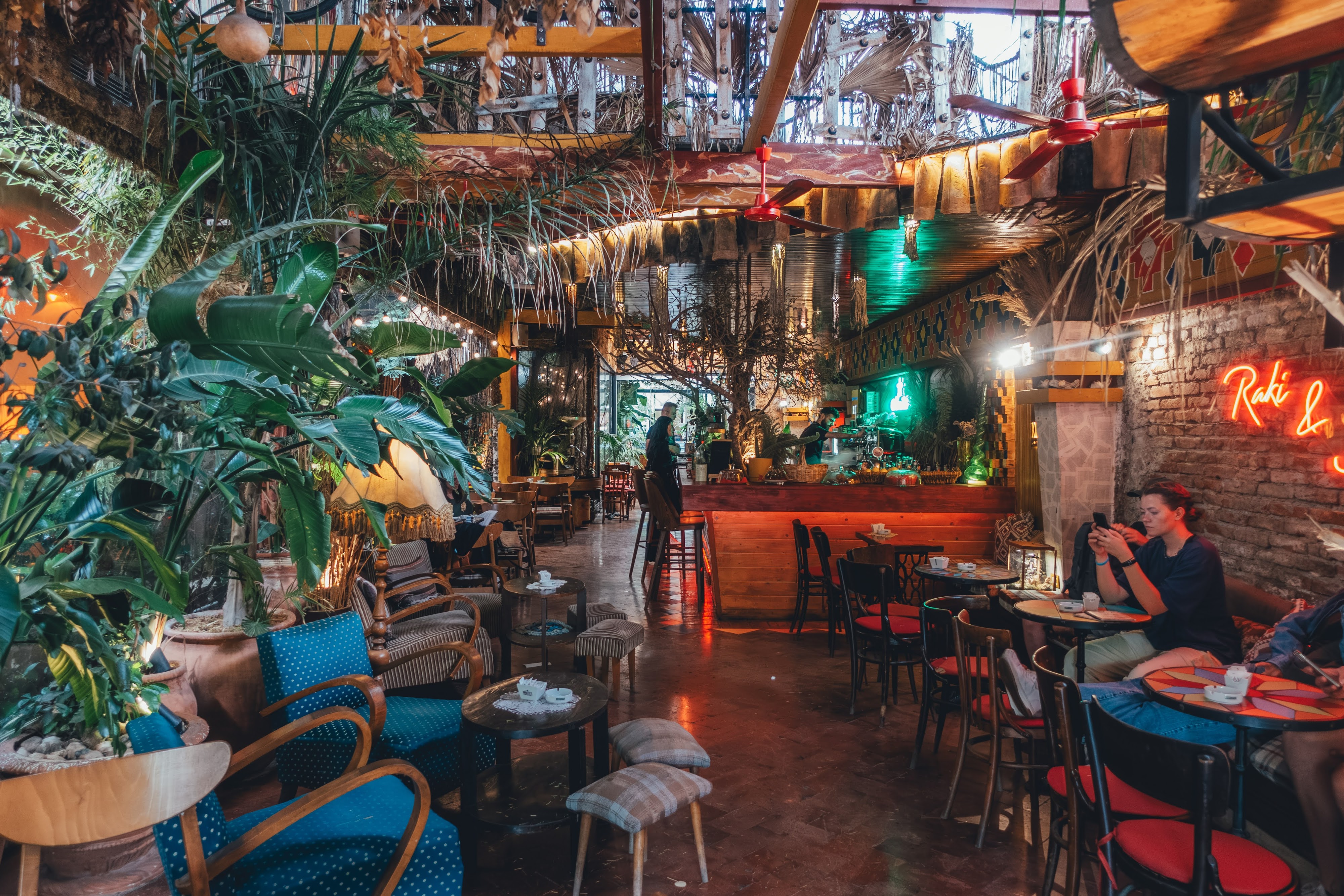 komiteti-bar-lush-indoor-garden-bar-ambiance