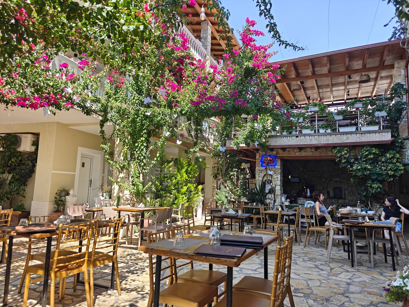 Taverna Arial
